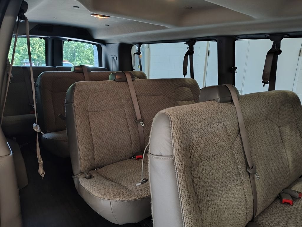 2023 Chevrolet Express Passenger 3500 1LS