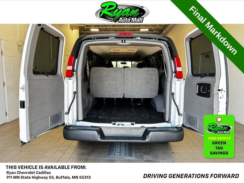 2022 Chevrolet Express Passenger 3500 1LS