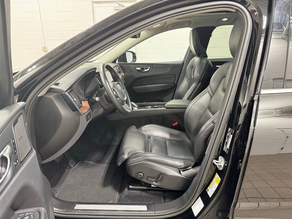 2023 Volvo XC60 Ultimate Bright Theme