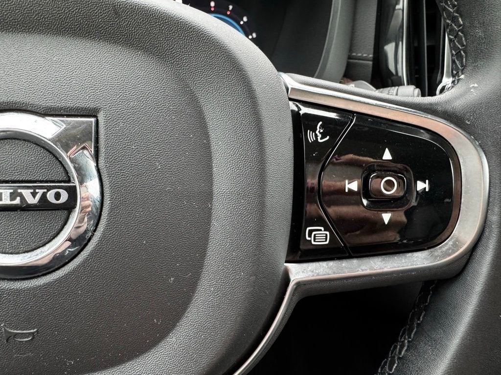 2023 Volvo XC60 Ultimate Bright Theme