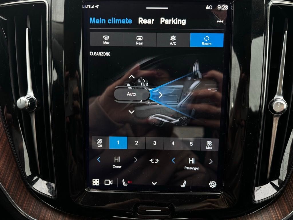 2023 Volvo XC60 Ultimate Bright Theme