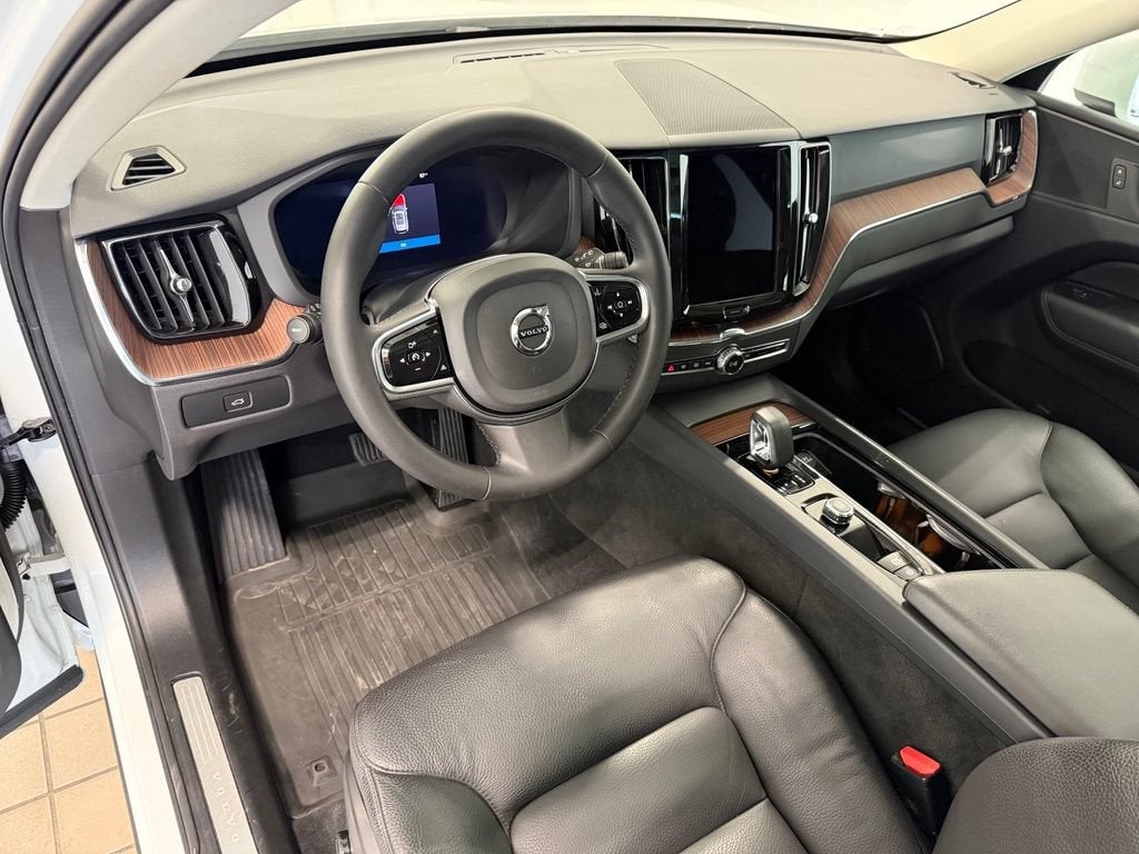 2023 Volvo XC60 Plus Bright Theme