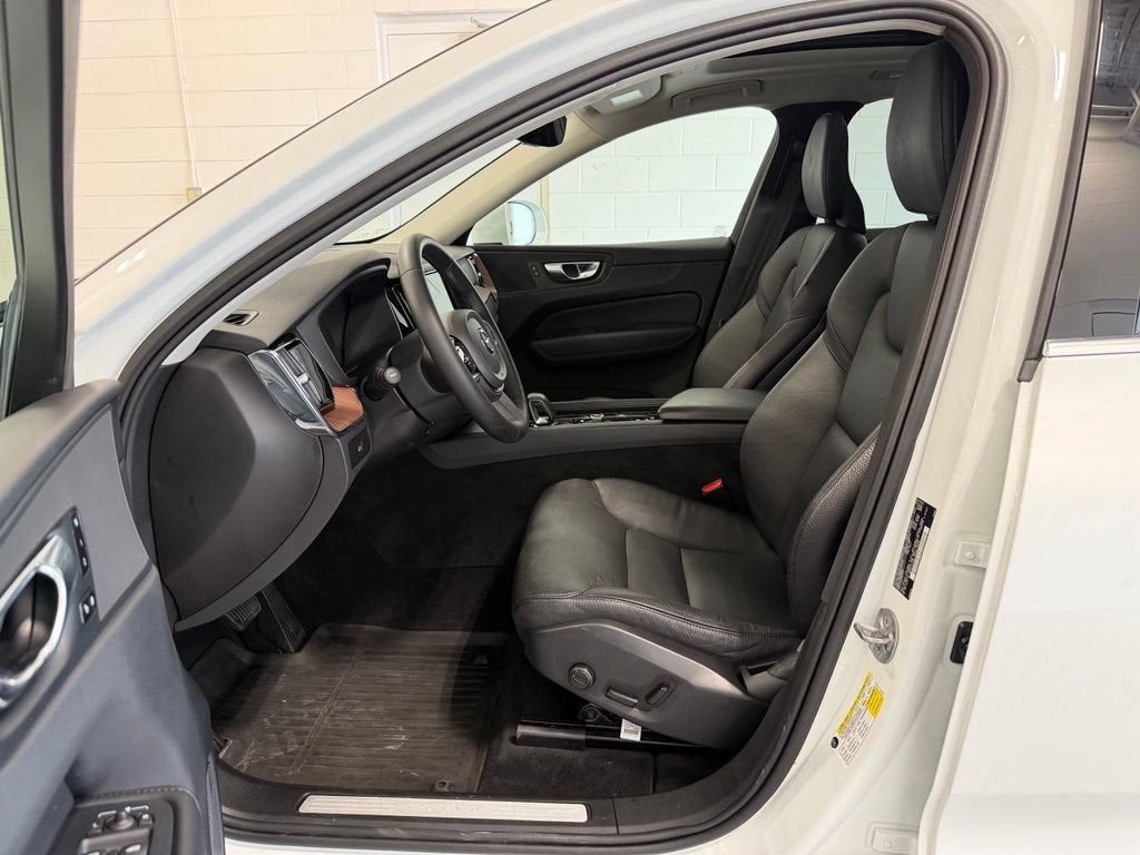 2023 Volvo XC60 Plus Bright Theme